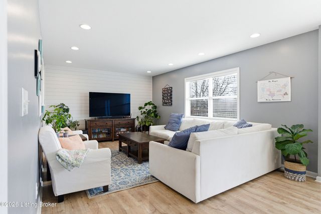 271 Stone Ridge Dr, Fisherville, KY 40023