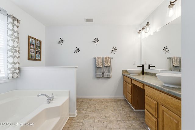 271 Stone Ridge Dr, Fisherville, KY 40023