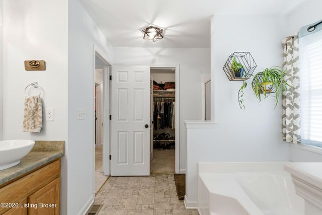 271 Stone Ridge Dr, Fisherville, KY 40023