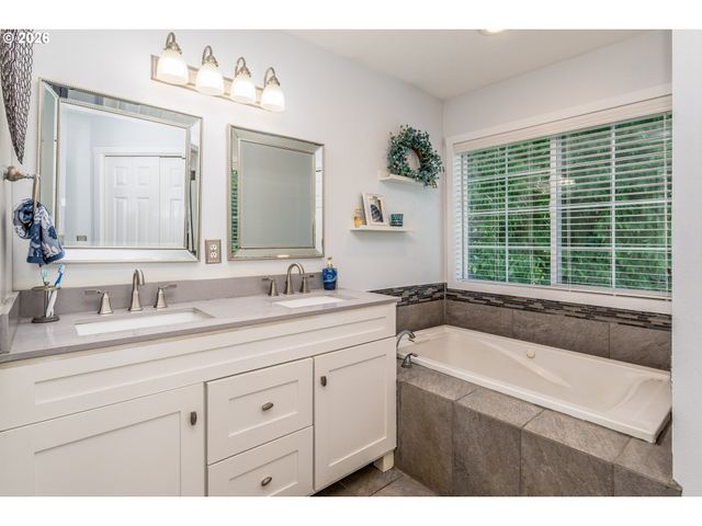 11801 Se SUNNY Way, Happy Valley, OR 97086