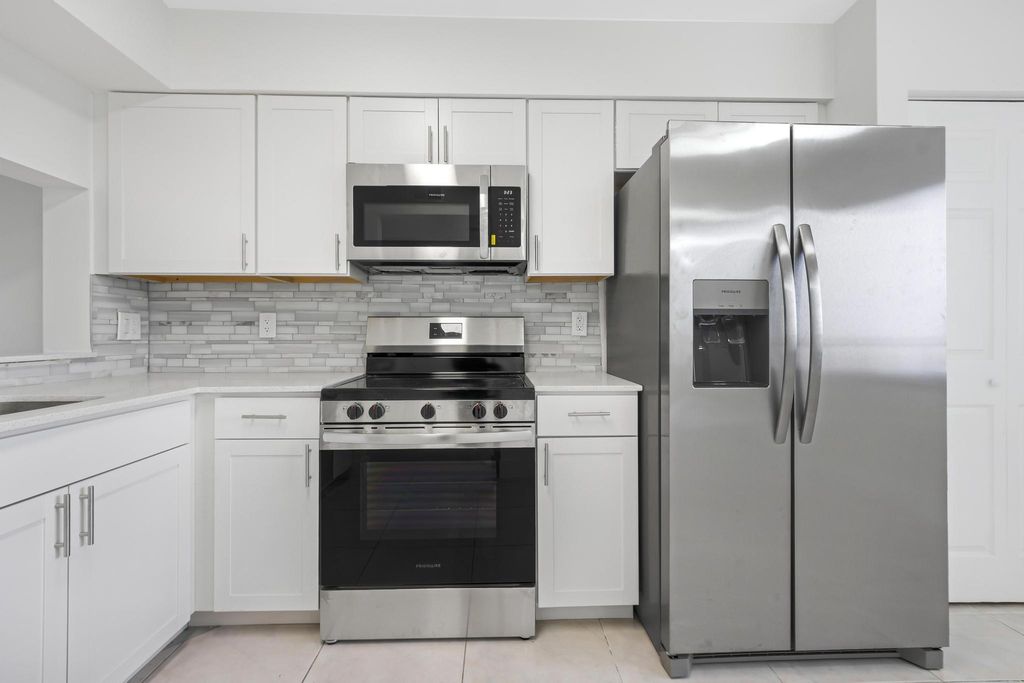 2200 S Cypress Bend Dr 805, Pompano Beach, FL 33069