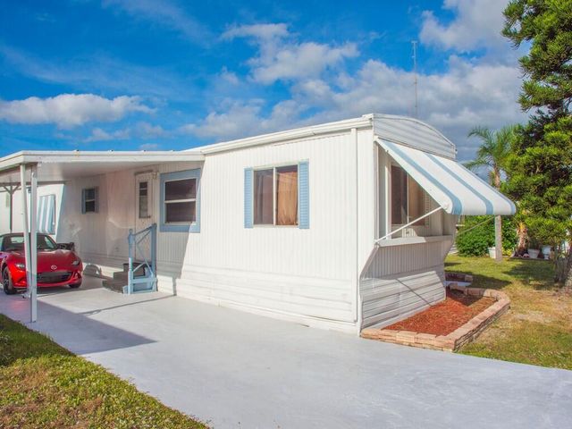 10 Desoto Lane, Port St Lucie, FL 34952