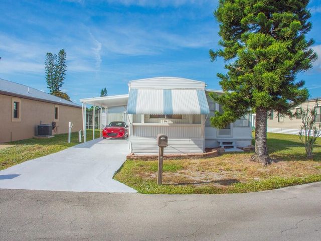 10 Desoto Lane, Port St Lucie, FL 34952