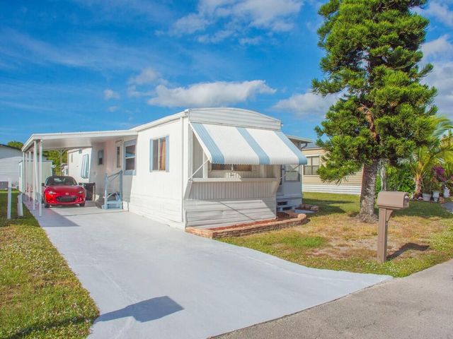 10 Desoto Lane, Port St Lucie, FL 34952