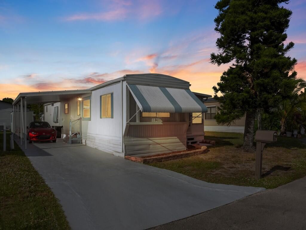 10 Desoto Lane, Port St Lucie, FL 34952