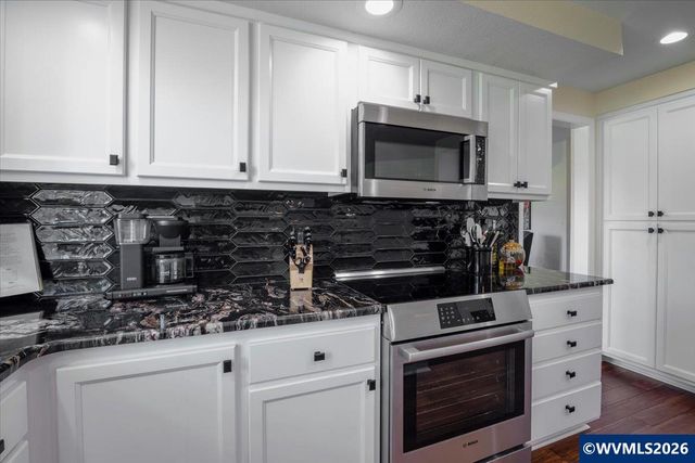 6468 Crampton Dr N, Keizer, OR 97303