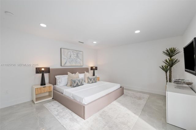 1218 Lincoln St, Hollywood, FL 33019