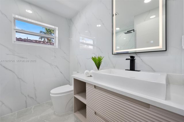 1218 Lincoln St, Hollywood, FL 33019