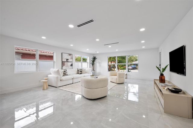 1218 Lincoln St, Hollywood, FL 33019