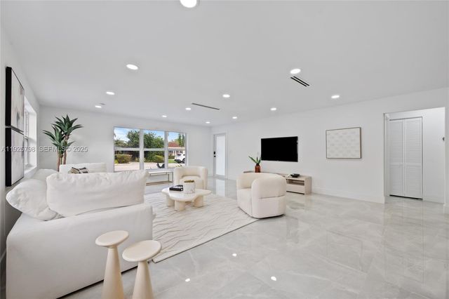 1218 Lincoln St, Hollywood, FL 33019