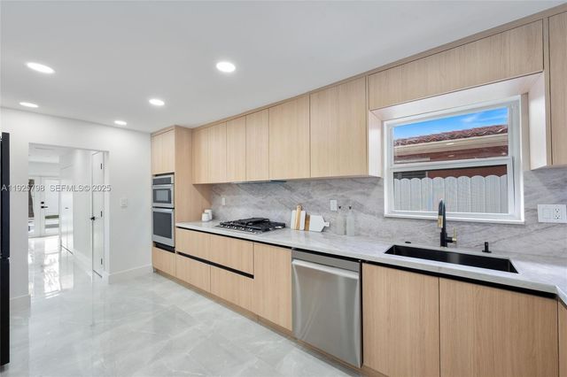 1218 Lincoln St, Hollywood, FL 33019