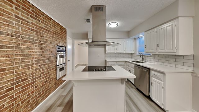 108 Meadowcrest Drive, Desoto, TX 75115