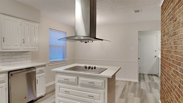 108 Meadowcrest Drive, Desoto, TX 75115