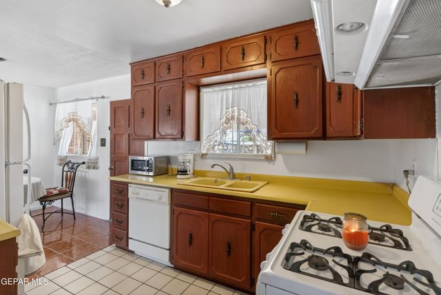 10025 DEBBIE Drive, El Paso, TX 79925
