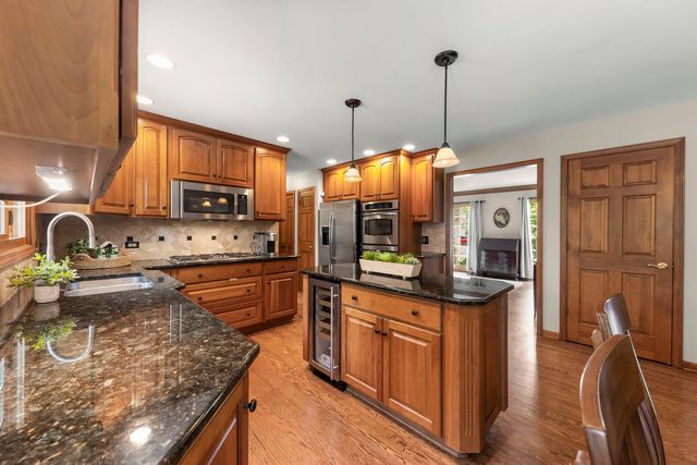 2012 Cromwell Drive, Wheaton, IL 60189