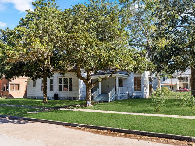 2421 Avenue G, Bay City, TX 77414