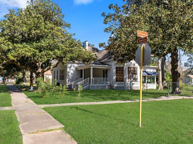 2421 Avenue G, Bay City, TX 77414