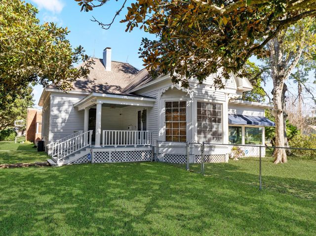 2421 Avenue G, Bay City, TX 77414