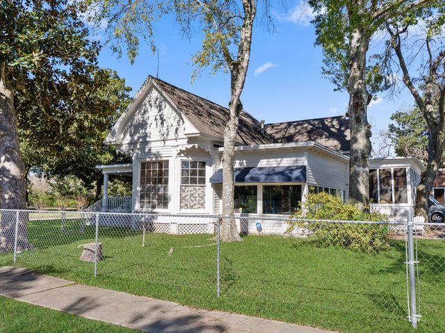 2421 Avenue G, Bay City, TX 77414