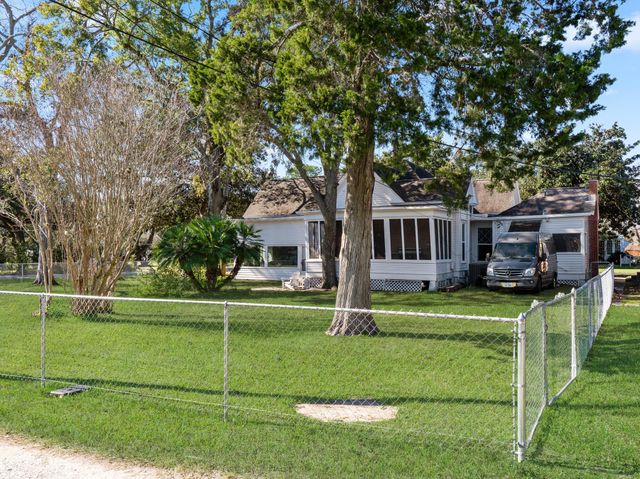 2421 Avenue G, Bay City, TX 77414