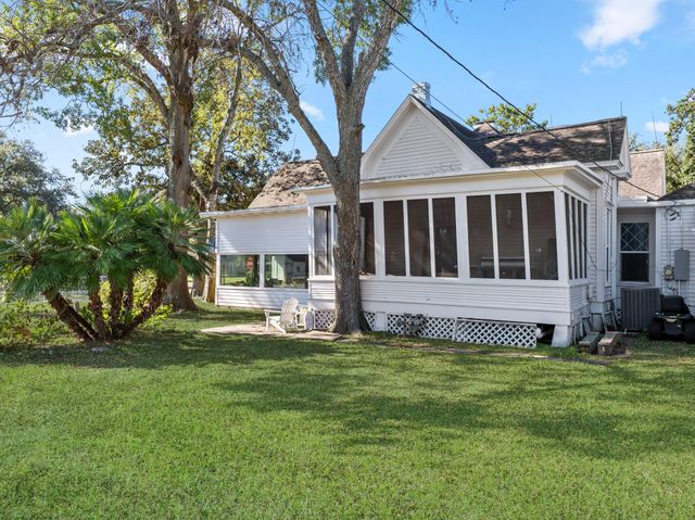 2421 Avenue G, Bay City, TX 77414