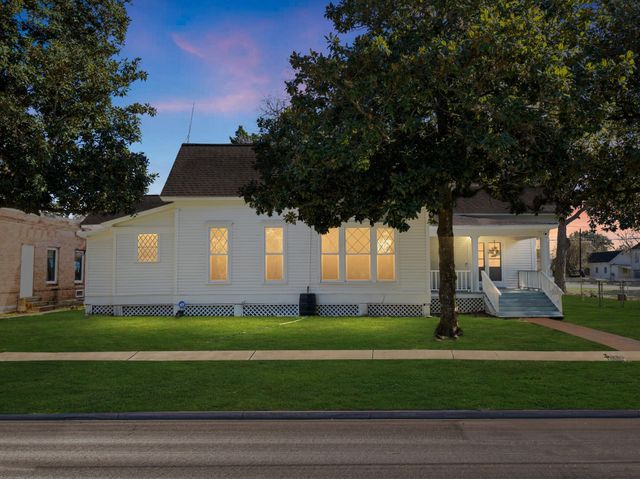 2421 Avenue G, Bay City, TX 77414