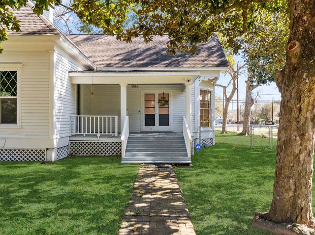 2421 Avenue G, Bay City, TX 77414