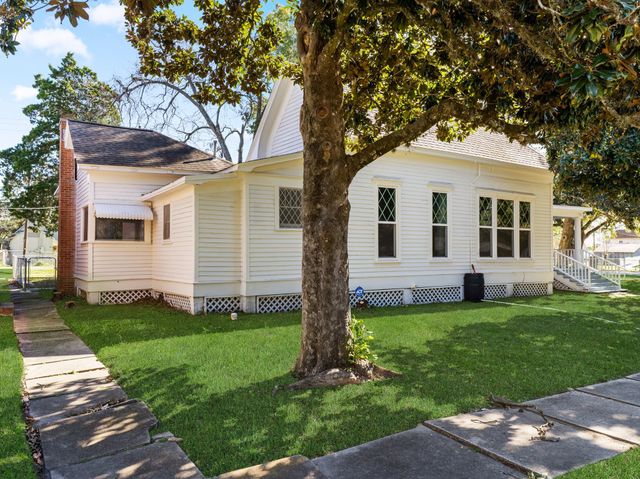 2421 Avenue G, Bay City, TX 77414