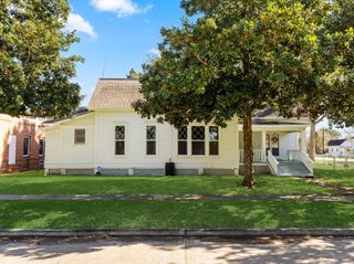 2421 Avenue G, Bay City, TX 77414