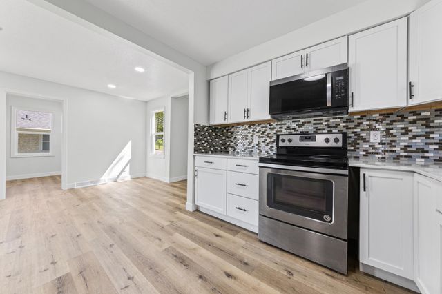 621 White Bear Avenue N, Saint Paul, MN 55106