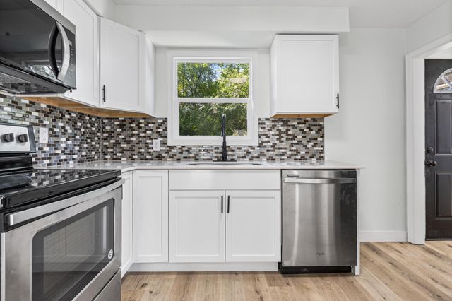 621 White Bear Avenue N, Saint Paul, MN 55106