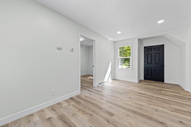 621 White Bear Avenue N, Saint Paul, MN 55106