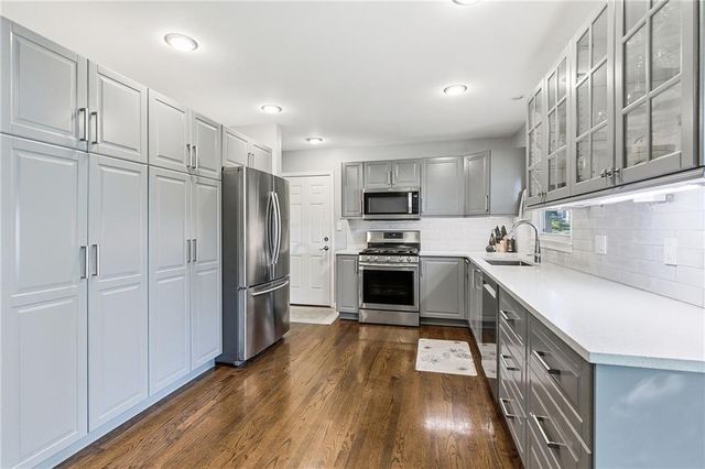8839 Newton Drive, Overland Park, KS 66212