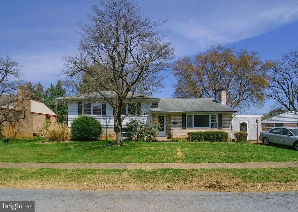 12 CENTER DR, Camp Hill, PA 17011