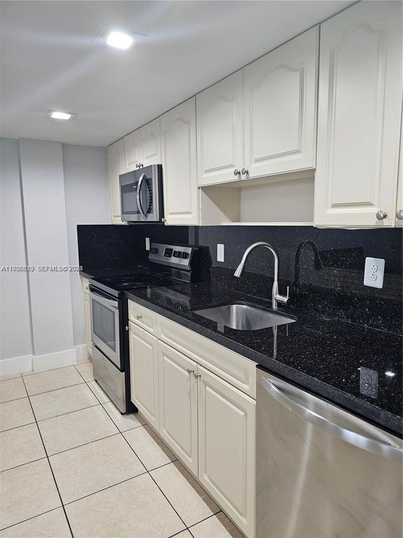 6930 Miami Gardens Dr 1-412, Hialeah, FL 33015