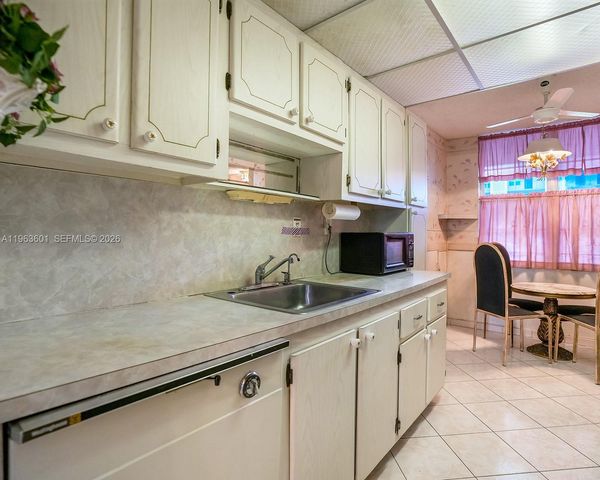 2900 NW 48th Ter 117, Lauderdale Lakes, FL 33313