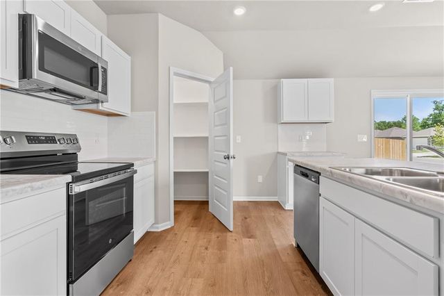 20360 W 195th Street, Spring Hill, KS 66083