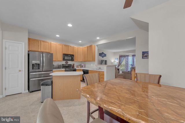 3 SADDLE LN, Sicklerville, NJ 08081