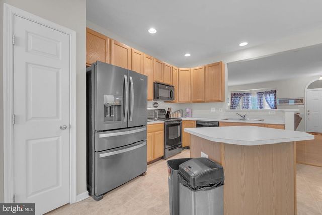 3 SADDLE LN, Sicklerville, NJ 08081