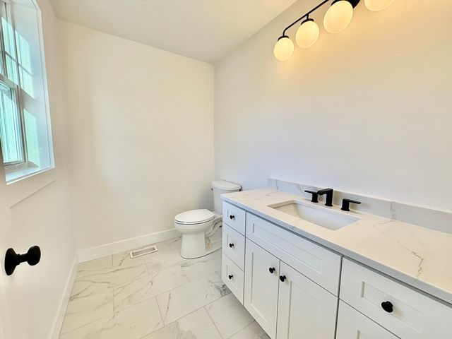 8 Country Lane, Billerica, MA 01821