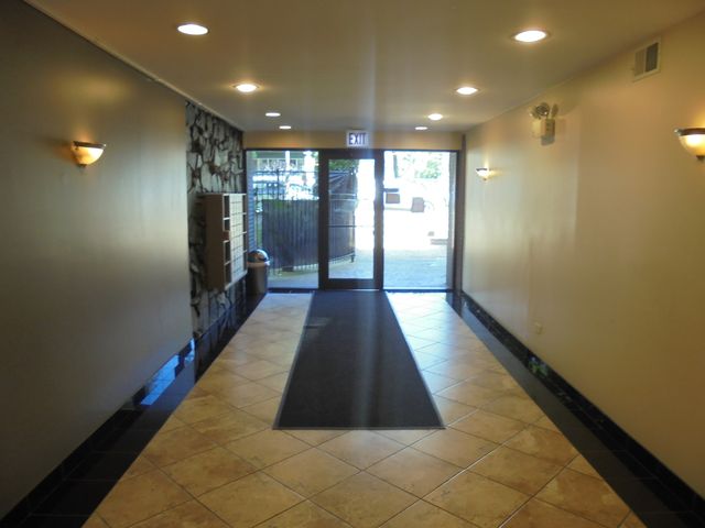 1711 W Jarvis Avenue 102, Chicago, IL 60626