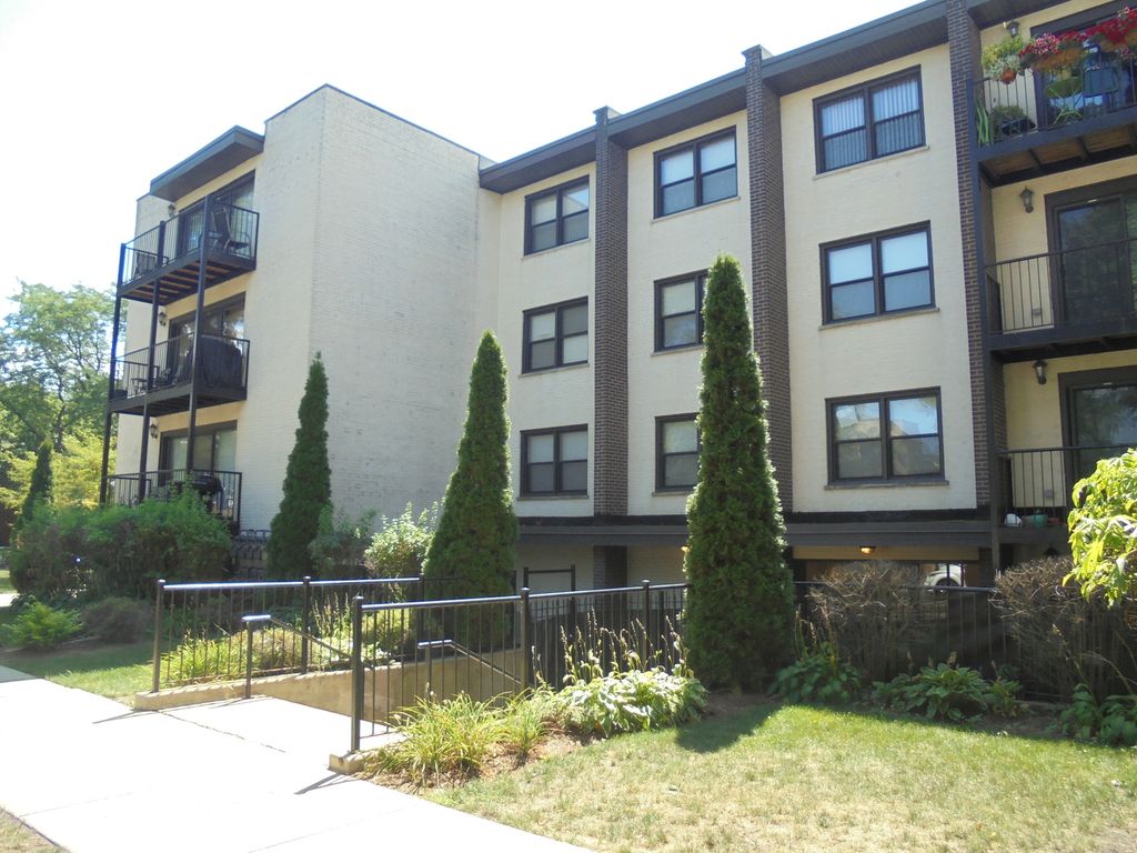 1711 W Jarvis Avenue 102, Chicago, IL 60626