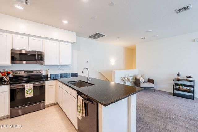 2750 S VOYAGER Drive 101, Gilbert, AZ 85295