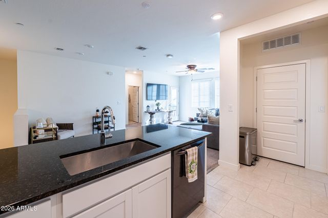 2750 S VOYAGER Drive 101, Gilbert, AZ 85295