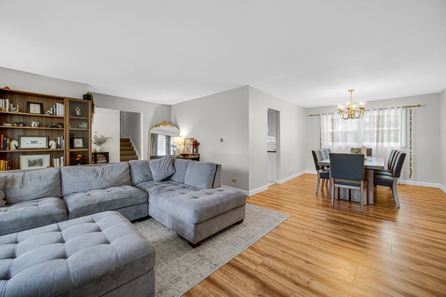 3010 N Kennicott Avenue, Arlington Heights, IL 60004