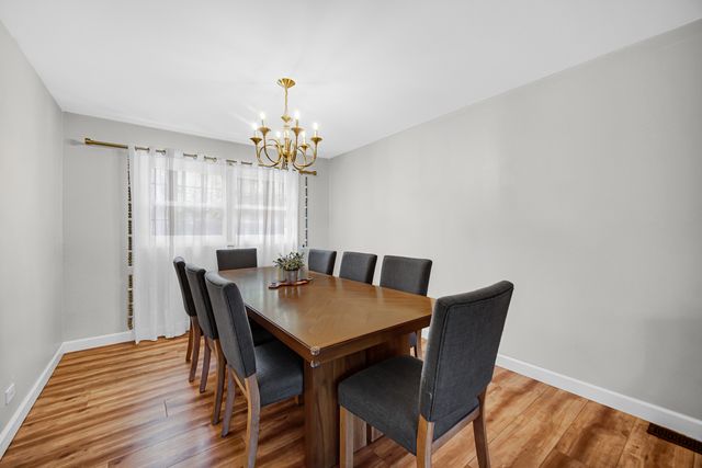 3010 N Kennicott Avenue, Arlington Heights, IL 60004