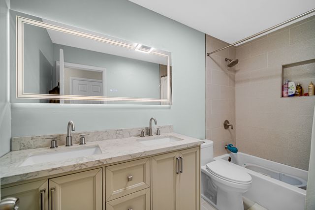 3010 N Kennicott Avenue, Arlington Heights, IL 60004