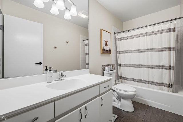939 W Huron Street 201, Chicago, IL 60642