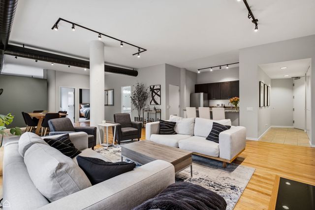 939 W Huron Street 201, Chicago, IL 60642