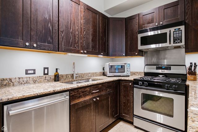 939 W Huron Street 201, Chicago, IL 60642